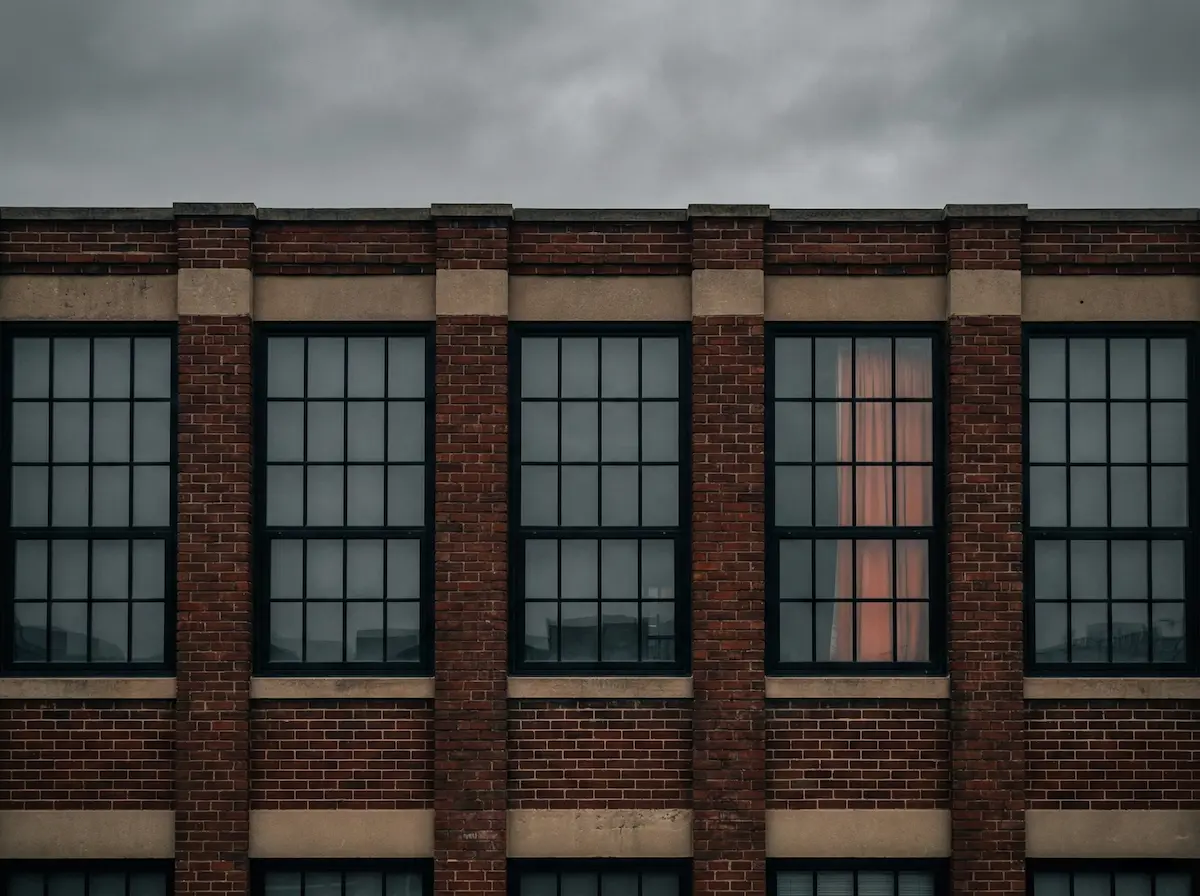 Fila de ventanas idénticas representando paquetes de servicios similares que compiten entre sí